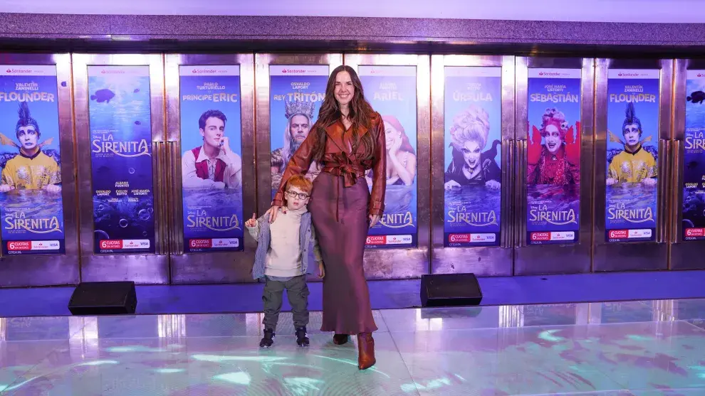 Julieta Nair Calvo junto a su hijo en la alfombra roja.