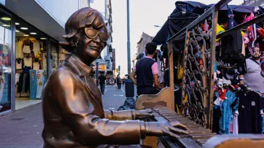 Estatua en honor a Leonor Manzano, en Córdoba