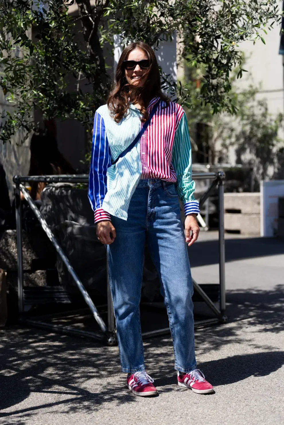 Look de streetstyle en Milan con camisa rayada