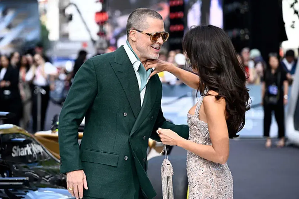 Brad Pitt y su pareja, en un momento muy divertido en la red carpet