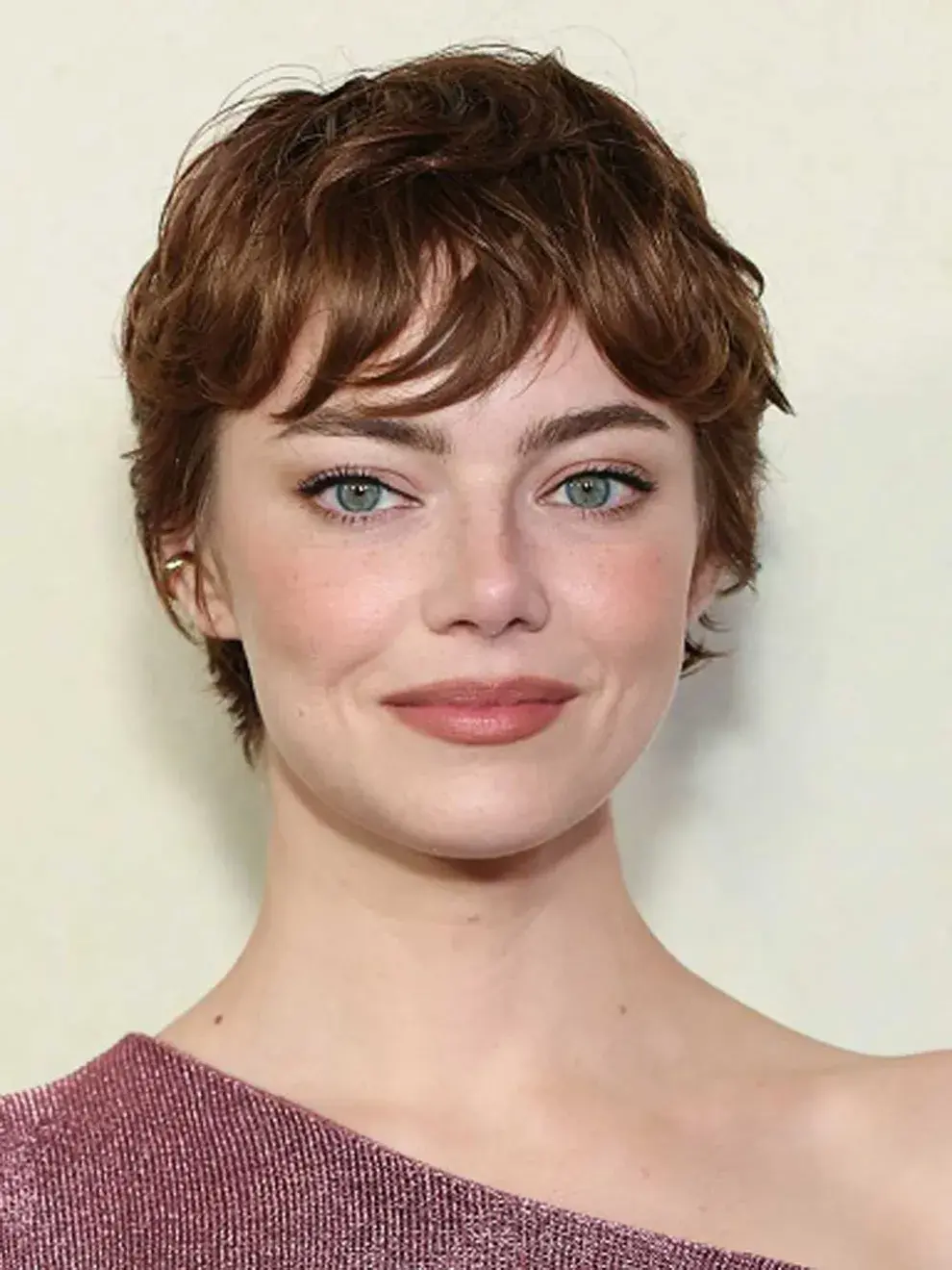 Emma Stone llevó el cabello bien cortito con un maquillaje en tonos rosa pálido