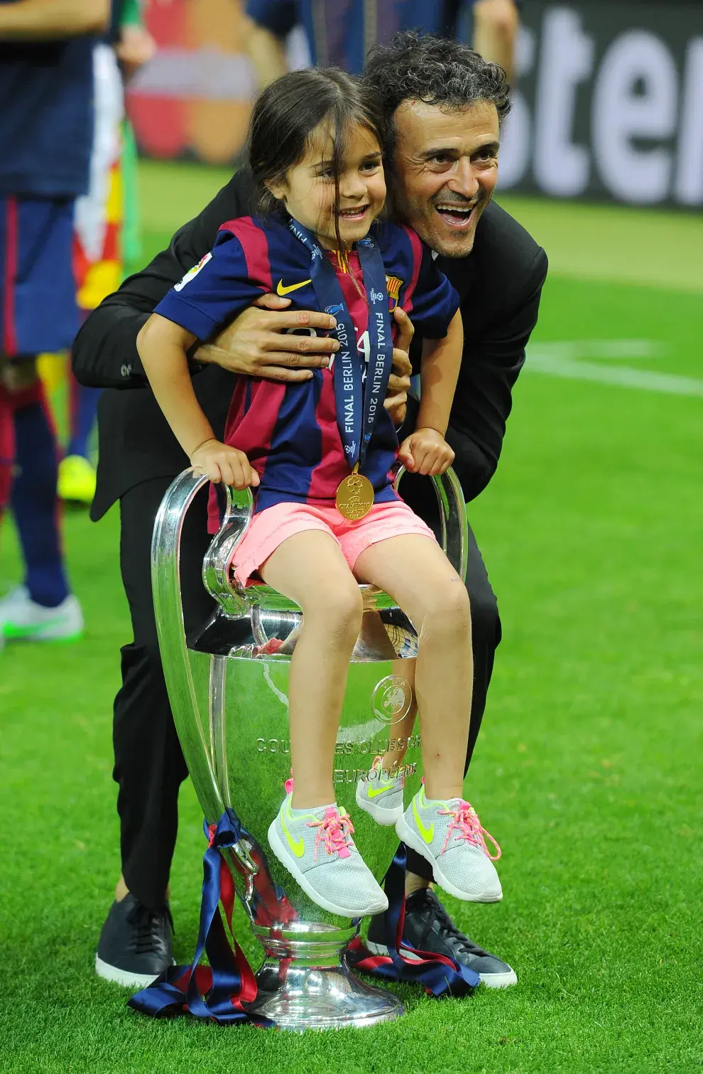 Luis Enrique con su hija Xana, en la Champions 2015, momento hoy recordado en la bandera de los hinchas.
