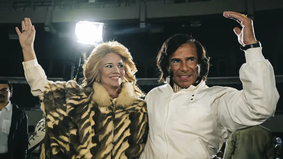Griselda Siciliani como Zulema Yoma y Leonardo Sbaraglia como Carlos Menem en la serie de Prime Video.