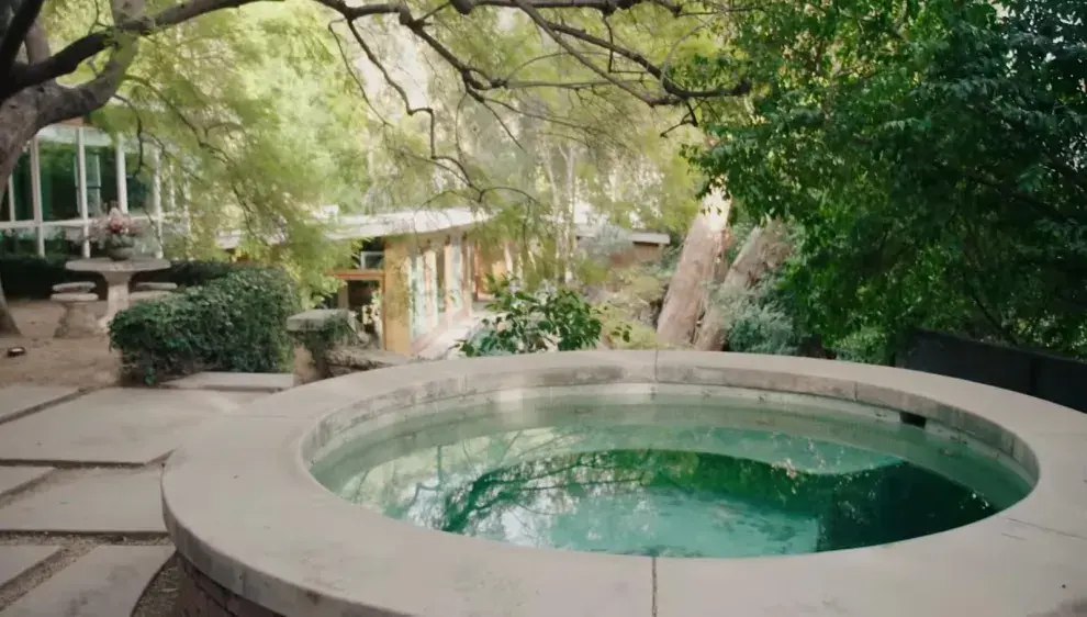 Foto del jacuzzi en el patio de la casa de Dakota Johnson en Los Ángeles.