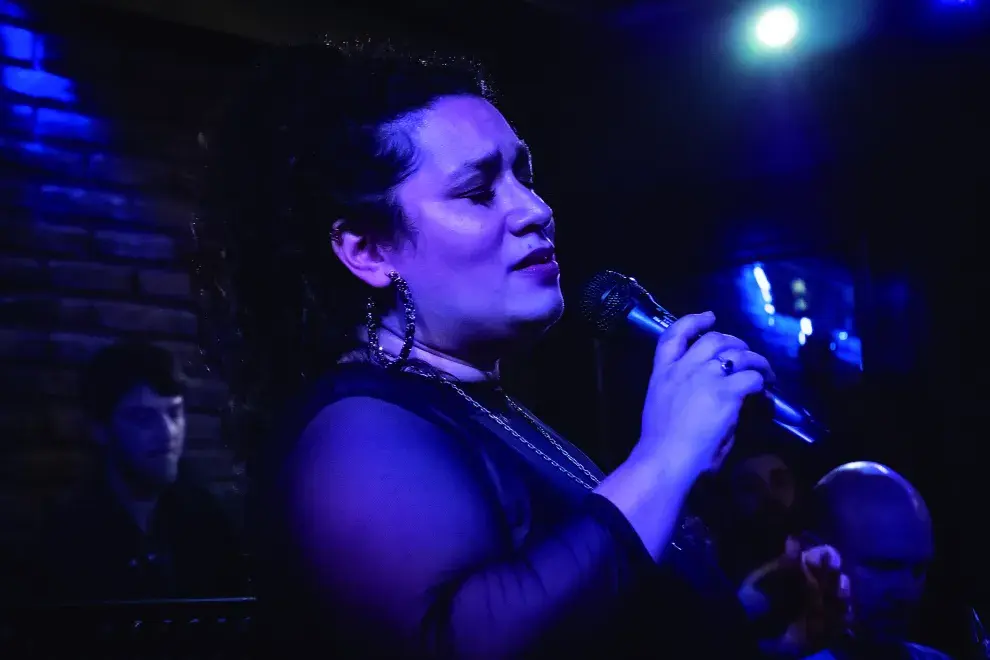 Una mujer cantando jazz