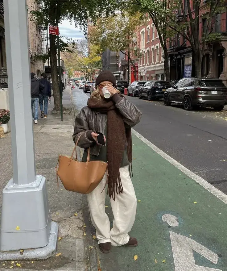 Aunque parece veraniego, este jean claro se vuelve protagonista si lo combinás con tonos marrones, gris oscuro o beige.