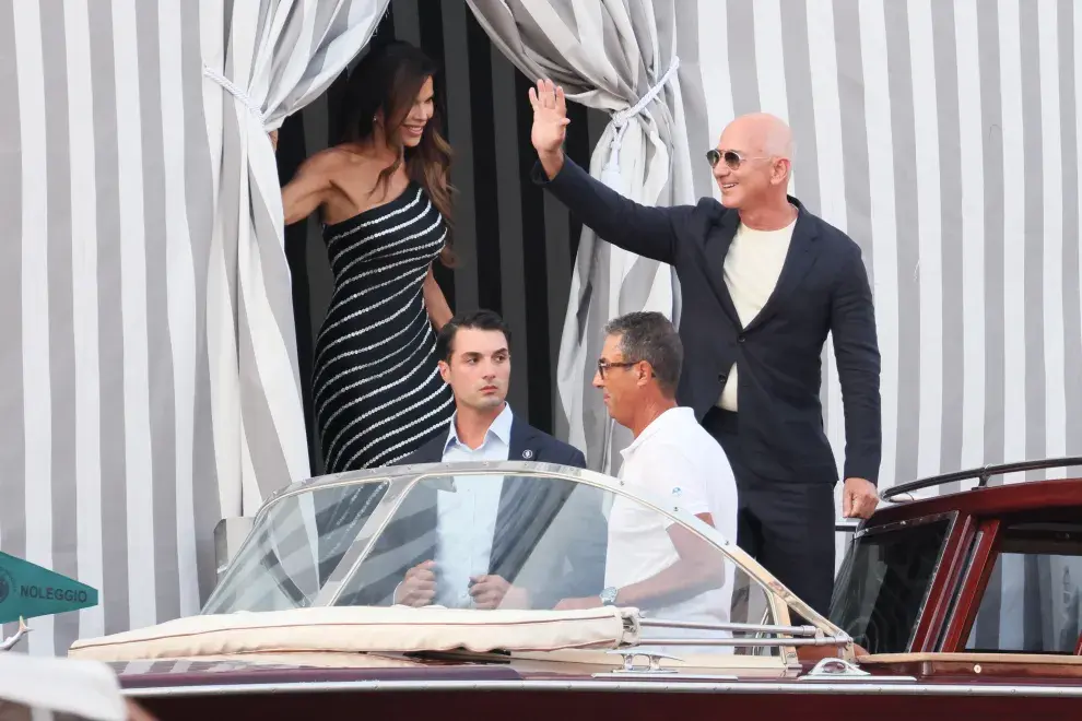 Jeff Bezos y Lauren Sanchez llegando a Venecia, Italia, para su boda.