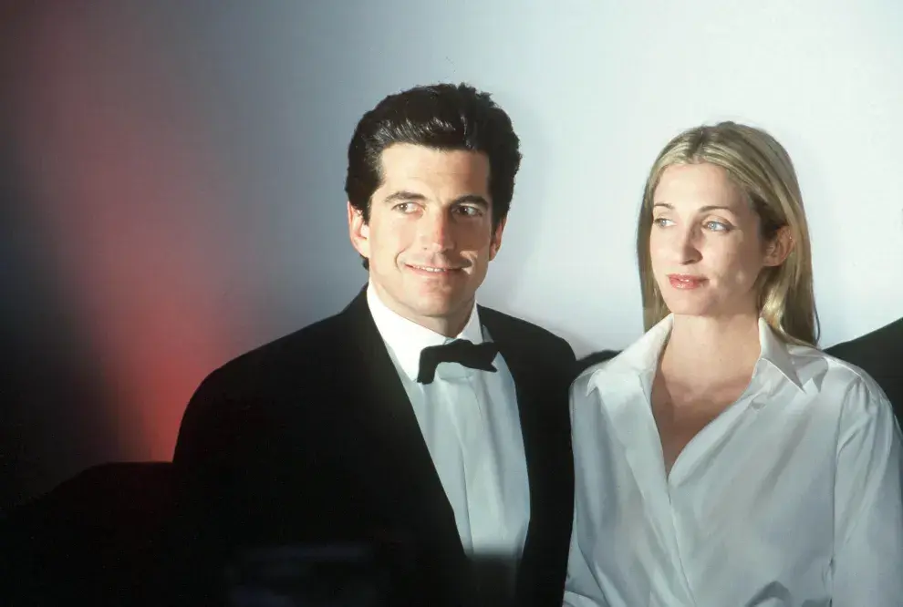 John F. Kennedy Jr. y su esposa, Carolyn Bessette Kennedy, en 1999.