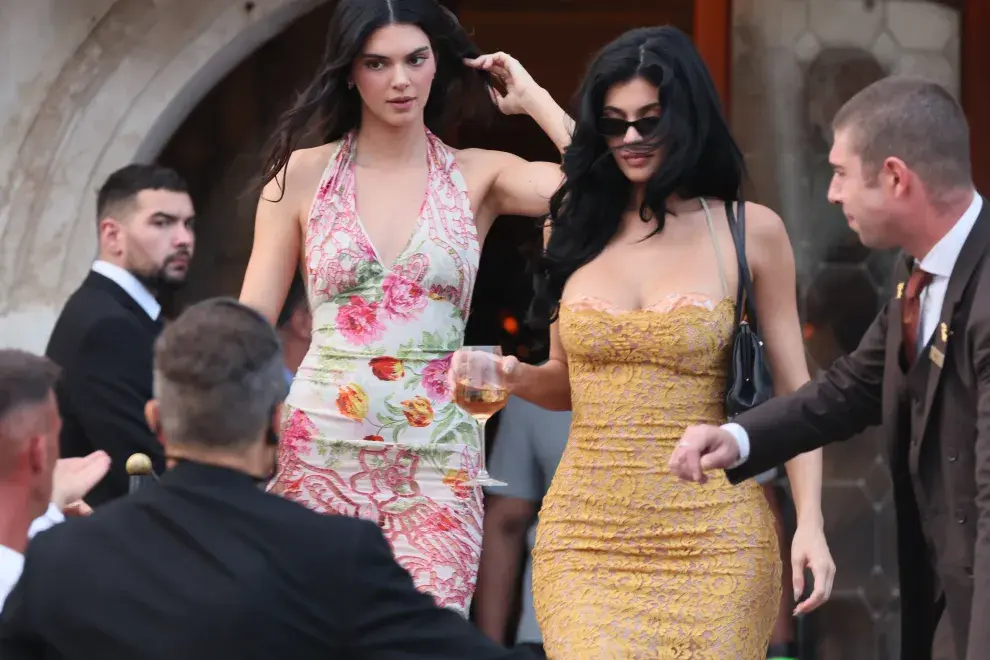 Kylie Jenner y Kendall Jenner listas para la gran fiesta.