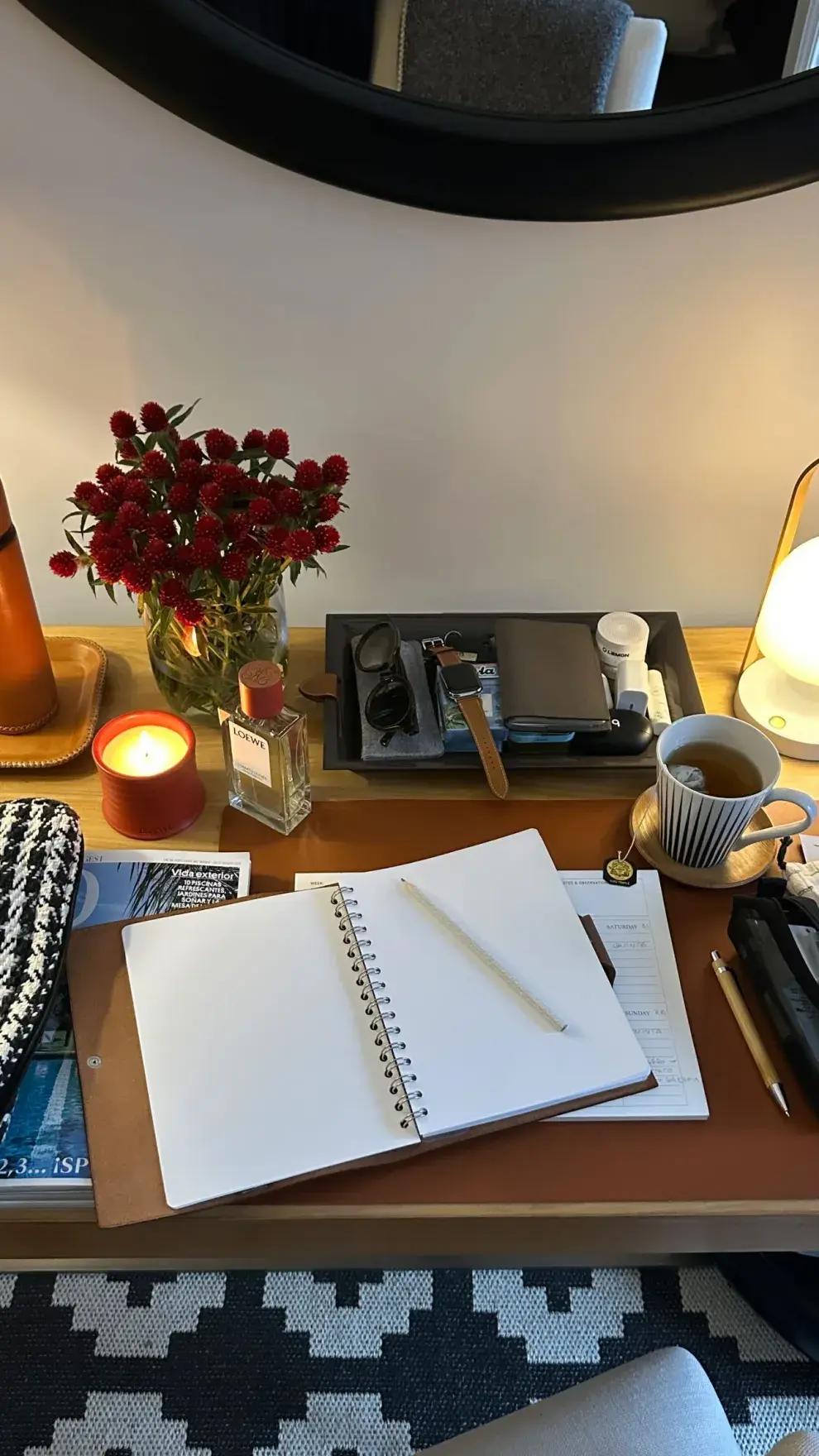 La escritorio de Juliana Awada: el aromatizador que usa en la oficina.