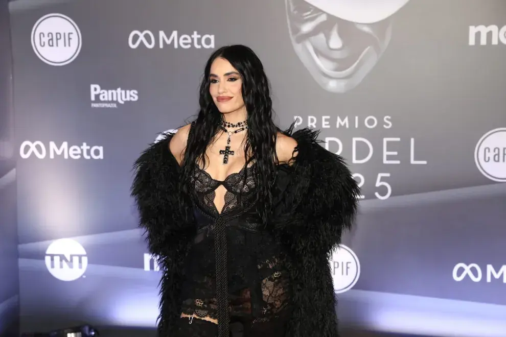 Lali en la alfombra roja de los Premios Gardel 2025.