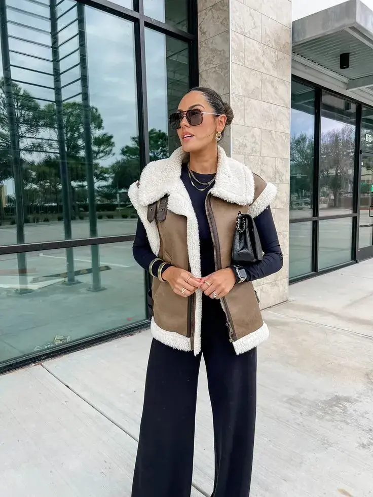 Los gamulanes no pasan de moda y son perfectos para levantar un total black.