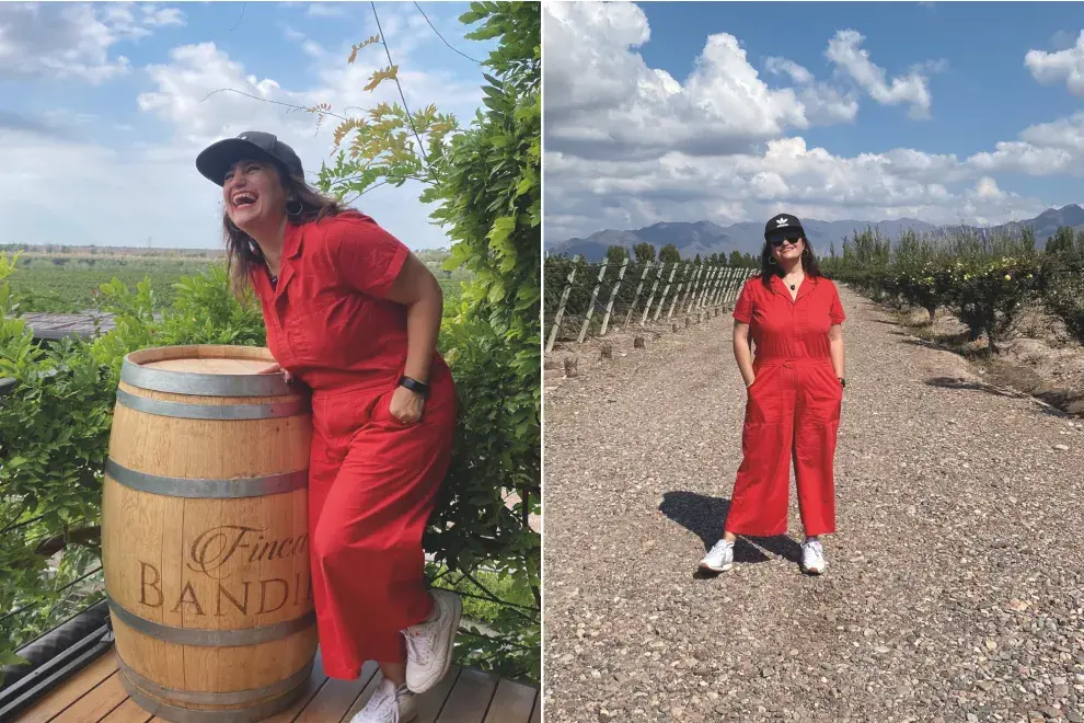 Una mujer posando en viñedos de bodegas.