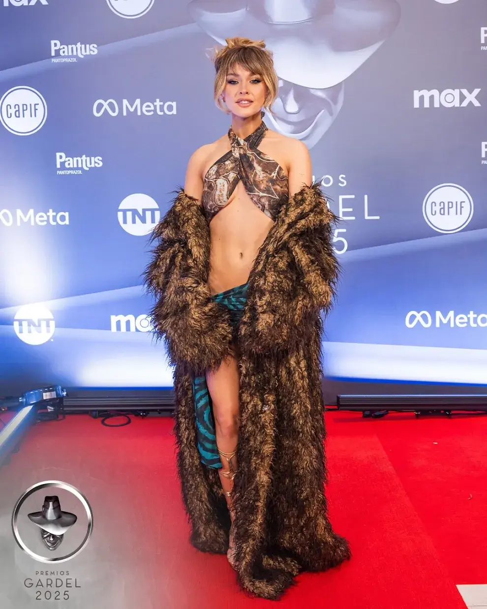 Minerva Casero en la alfombra roja de los Premios Gardel 2025.