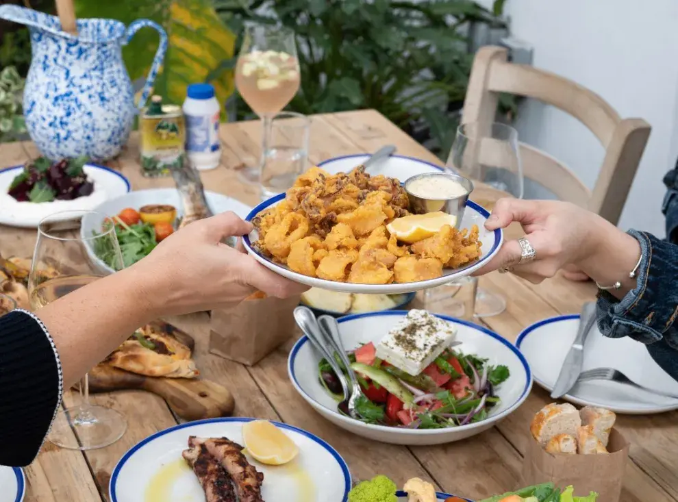 Una mesa servida con comida mediterránea.