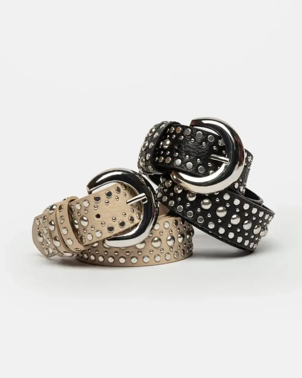 Cinturon en efecto cuero con tachas
