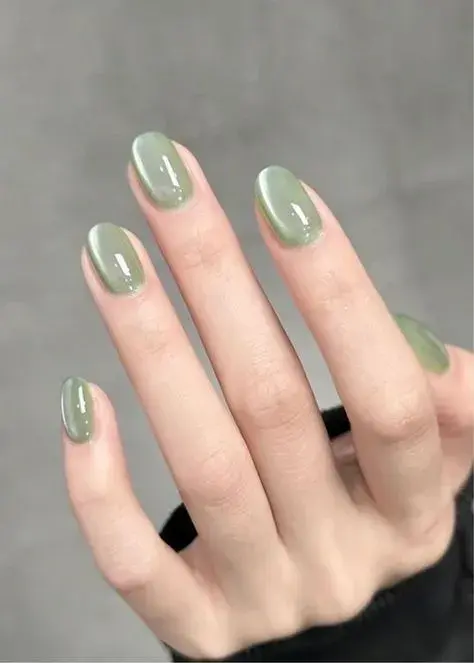 Las uñas cat eyes con una base en verde claro, suman un toque muy elegante.