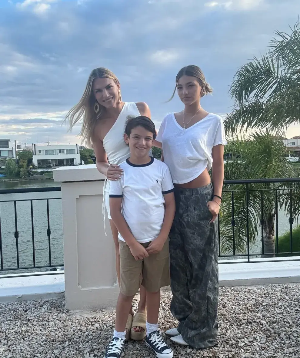 Jazmín Oltra con su mamá, Carolina, y su hermano, antes de la operación.