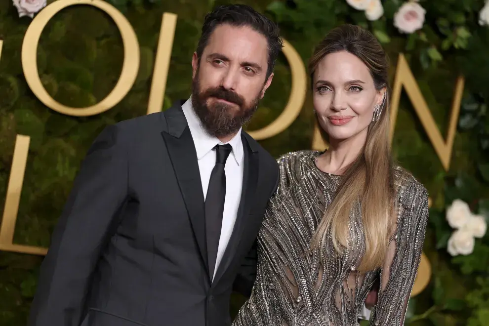 Pablo Larraín y Angelina Jolie en los Golden Globes 2025.