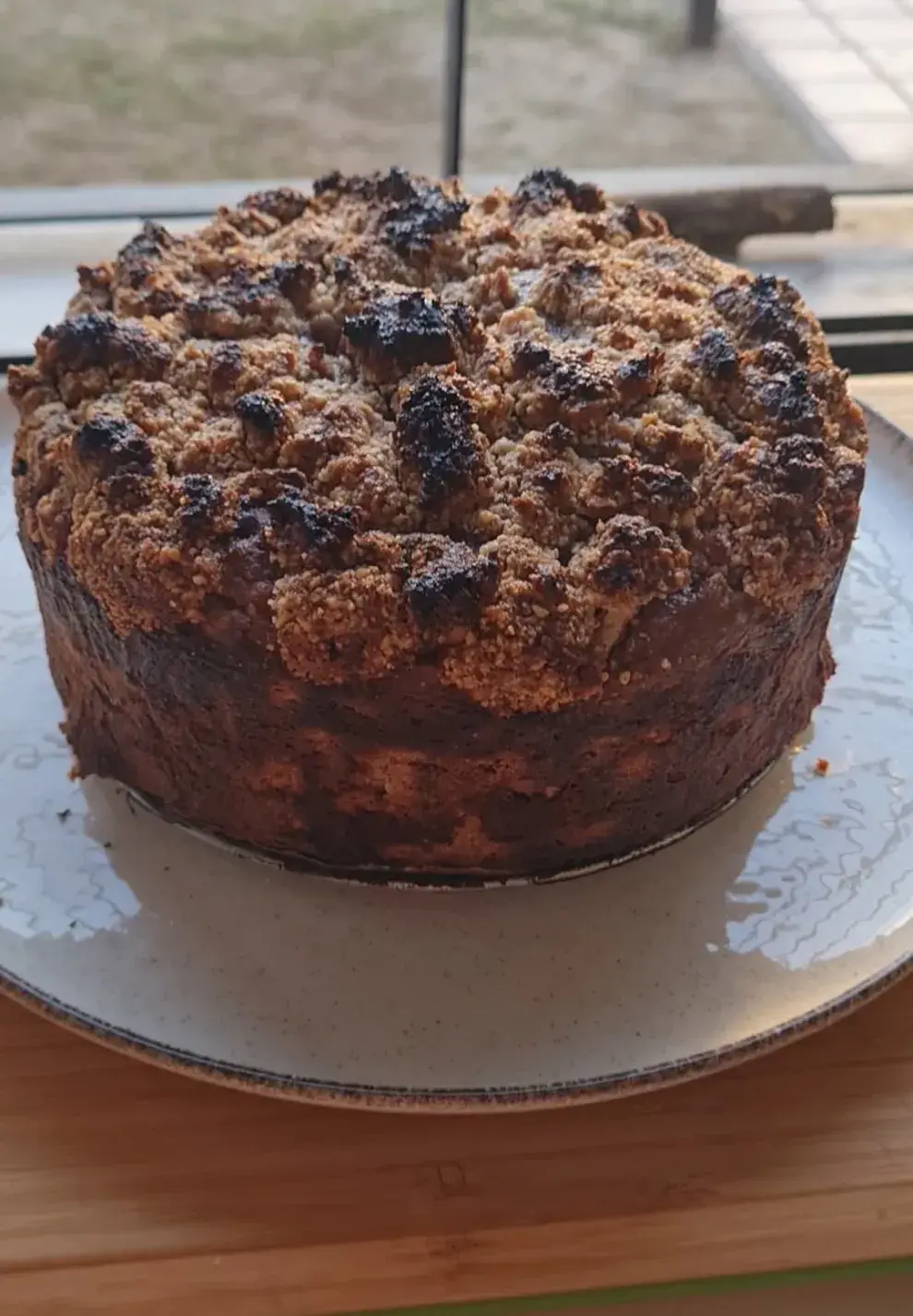 Torta fácil de banana y café con crumble: una receta saludable y alta en proteínas