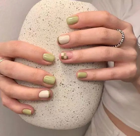 Podés jugar con distintos tonos y diseños, logrando un nail art muy original.