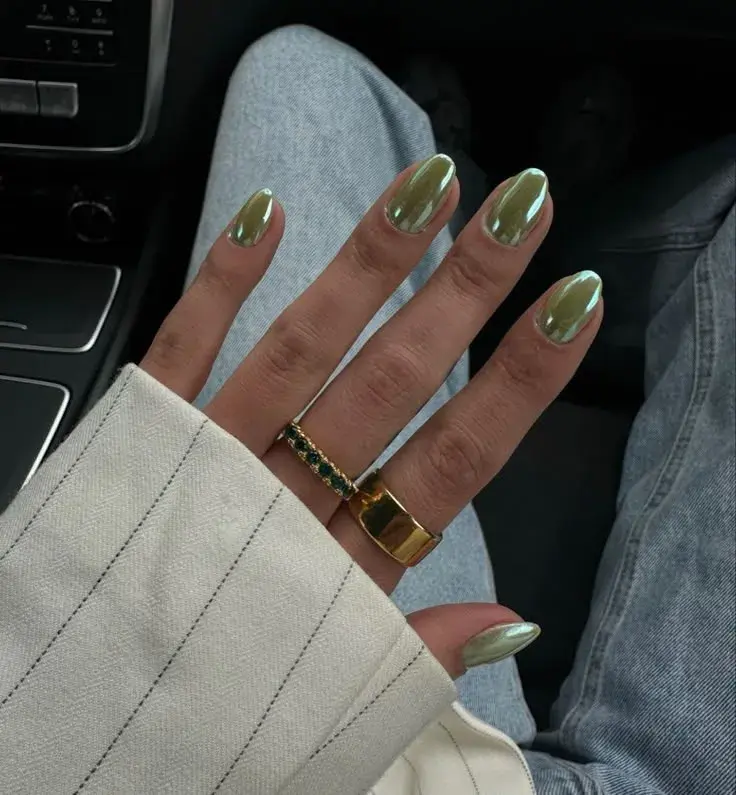 Las glazed pistacho nails, que combinan este tono con el efecto esmalte glaseado, logrando un acabado brillante y sofisticado que ya es furor en redes.