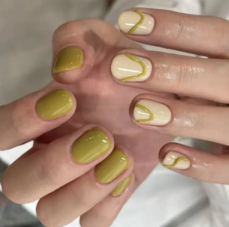 Estas uñas con relieve le dan un diseño original.