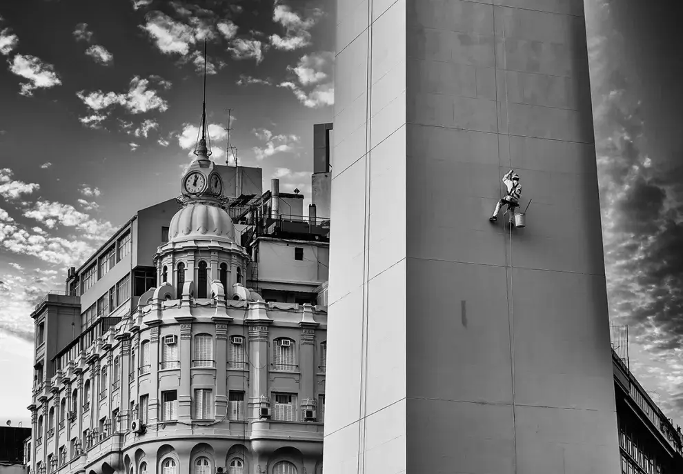 Larrea hace foco en pequeños detalles que cuentan una gran historia sobe la manera de habitar Buenos Aires.