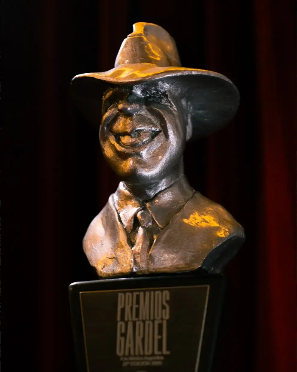 Imagen del Premio Gardel que se entrega a los músicos argentinos.