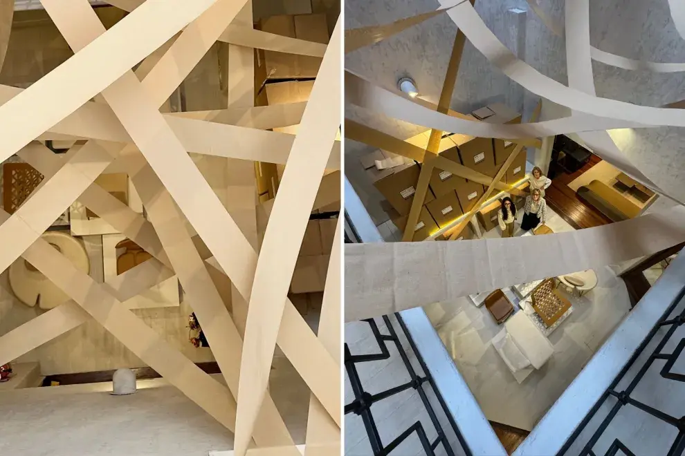 La Casona Quintana entrelazó papel de envolver en una instalación artística que le dio marco a su muestra de sillas premiadas.