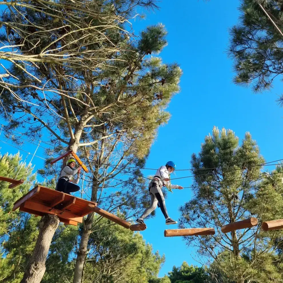 Una tarde de puentes colgantes en altura, tirolesa y paintball para toda edad aporta una cuota extra de adrenalina a tu viaje.
