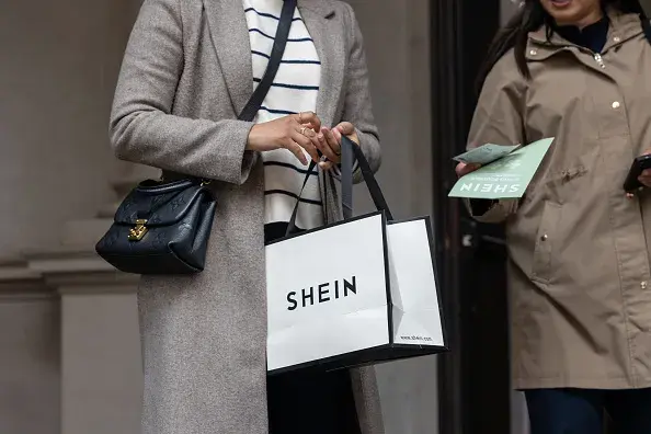 Una mujer con una bolsa de Shein