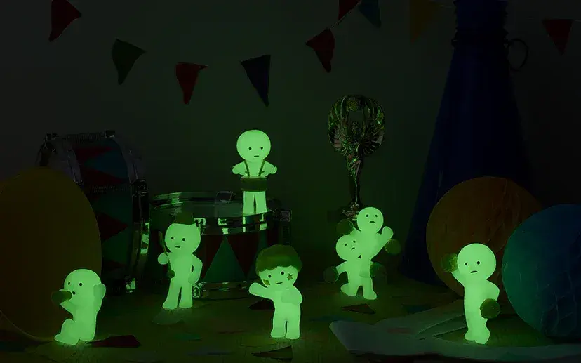 Los Smiskis brillan en la oscuridad.