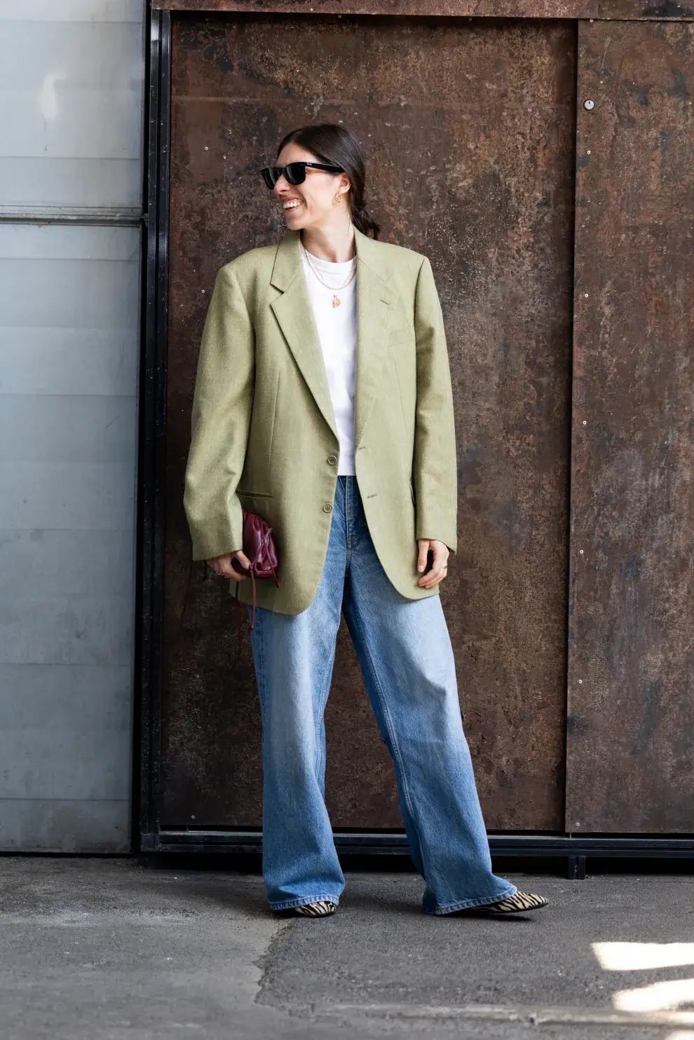Look de streetstyle en Milan con blazer masculino