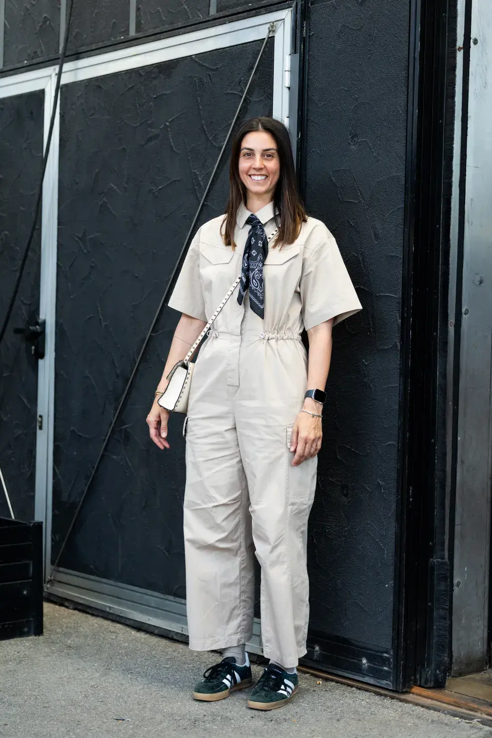 Look de streetstyle en Milan con un mono minimalista.