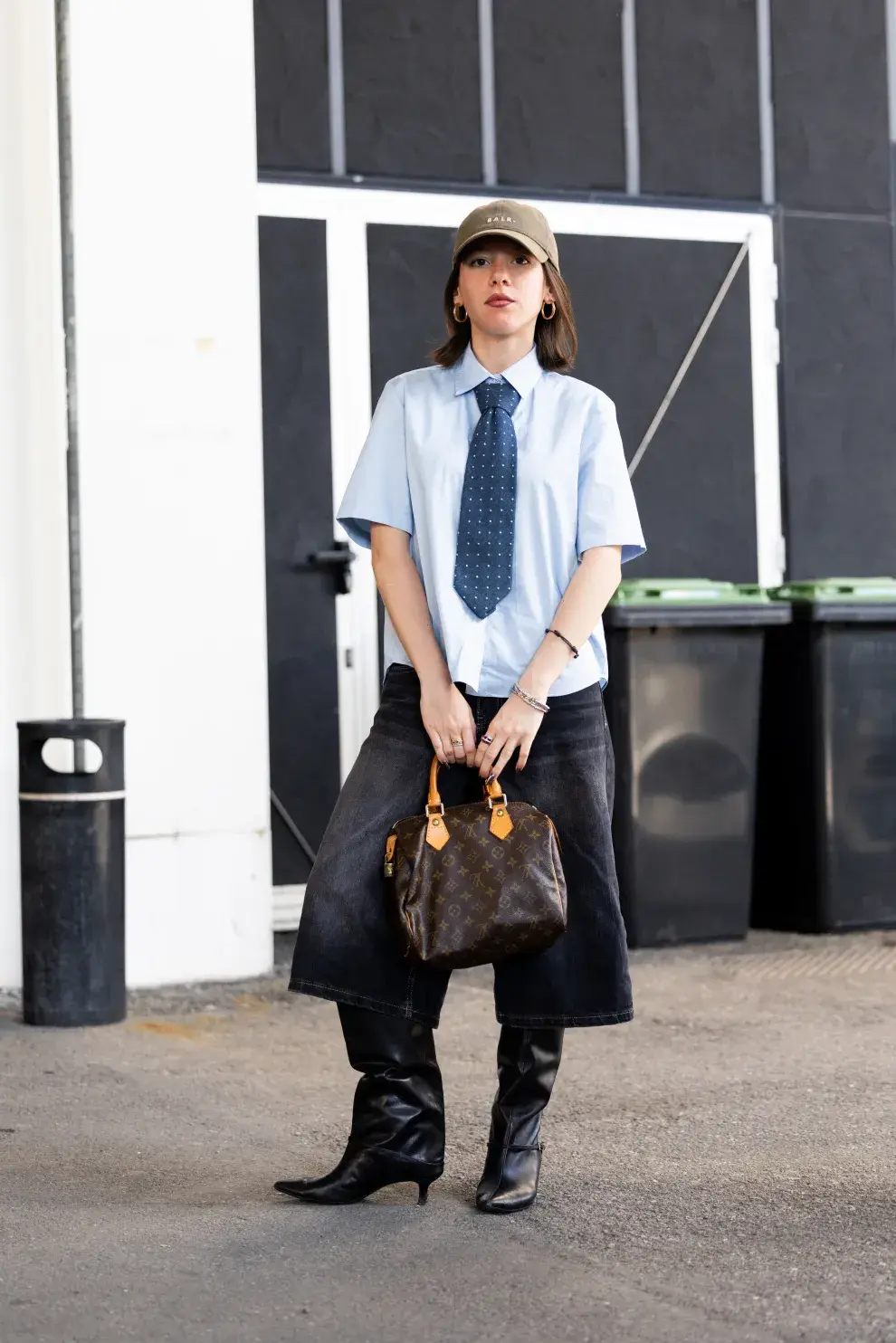 Look de streetstyle en Milan con bermudas y camisa