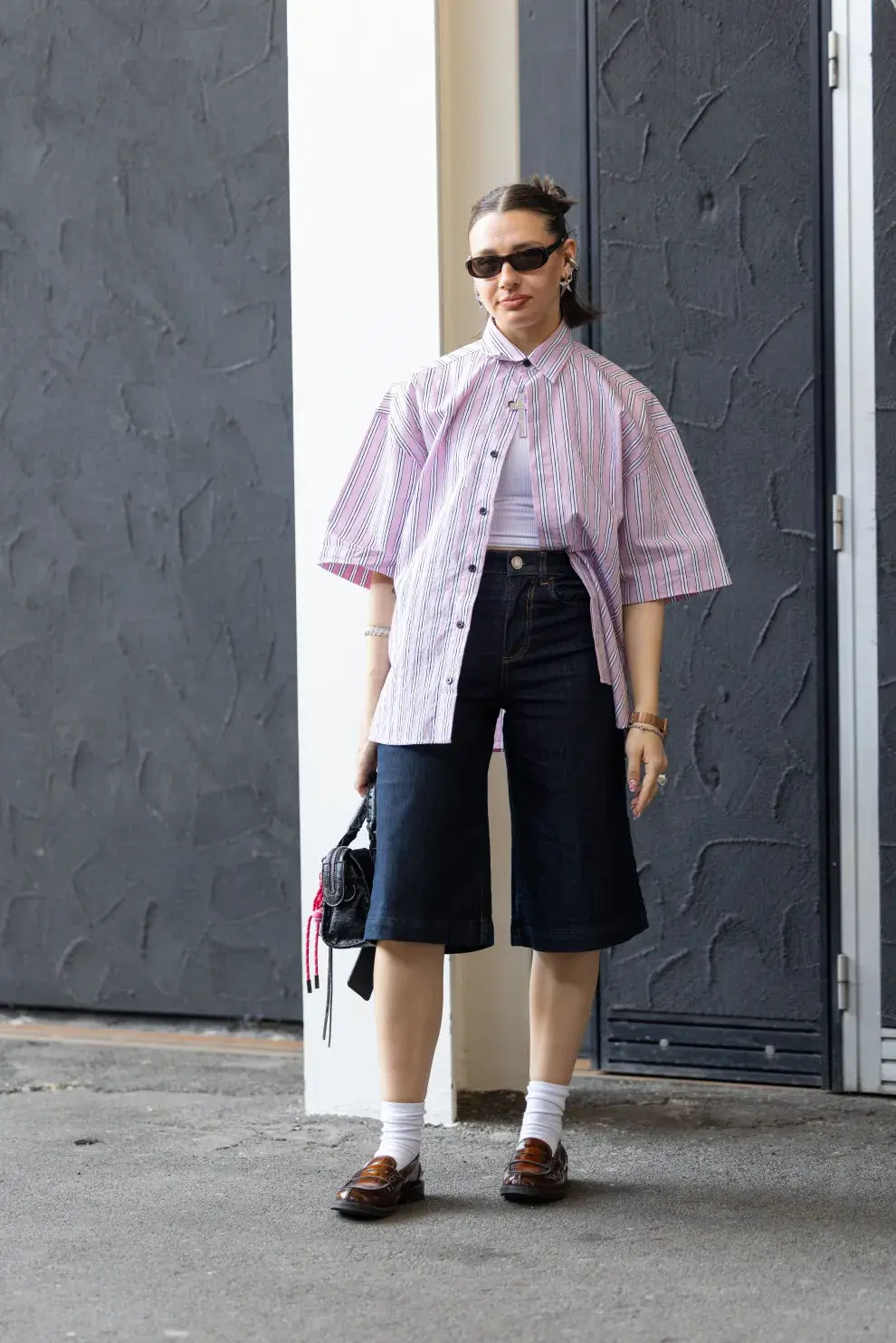 Look de streetstyle en Milan con bermudas y camisa a rayas