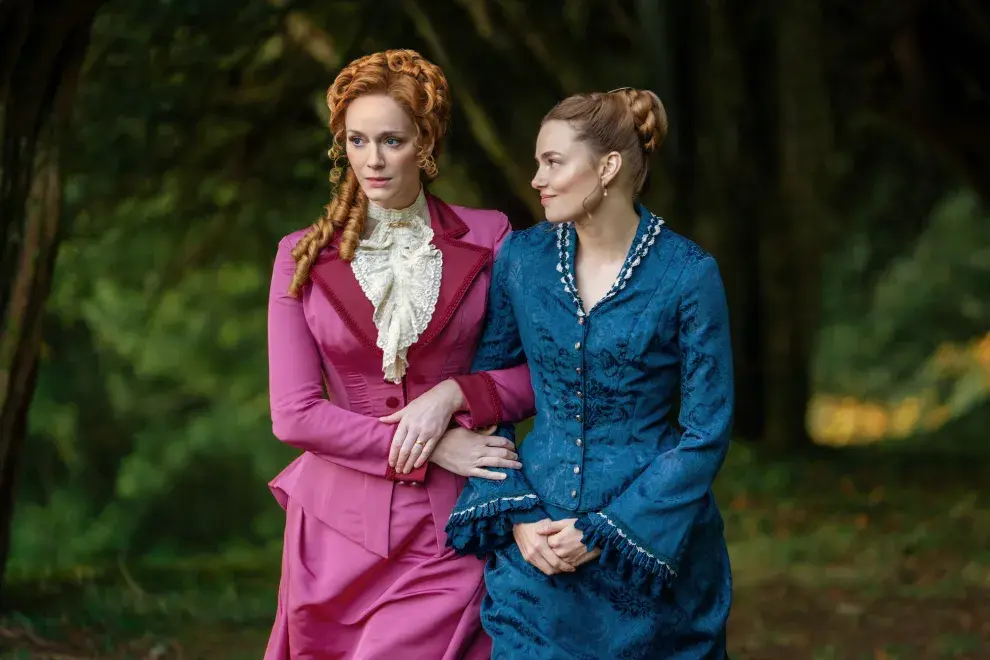 Christina Hendricks y Kristine Frøseth en Las bucaneras.