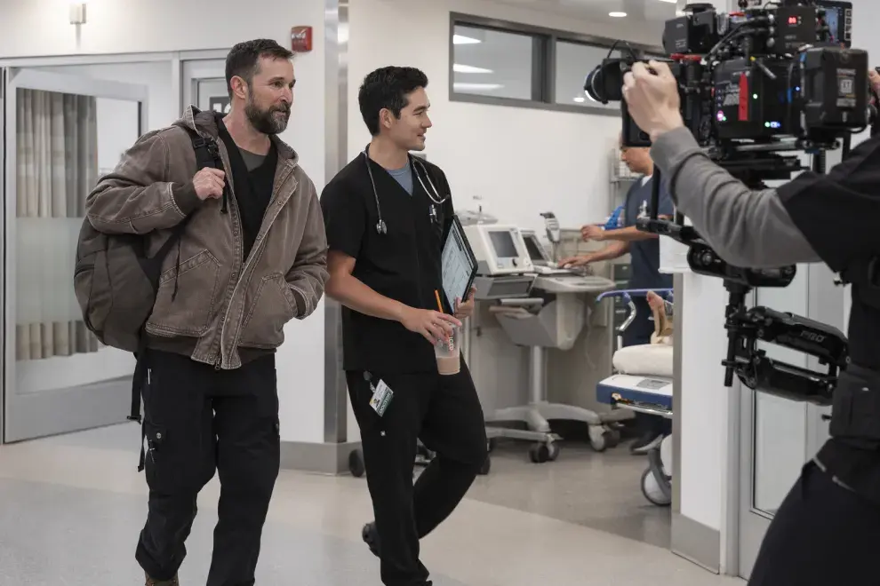 Noah Wyle y Ken Kirby en el set de la temporada 2 de The Pitt.