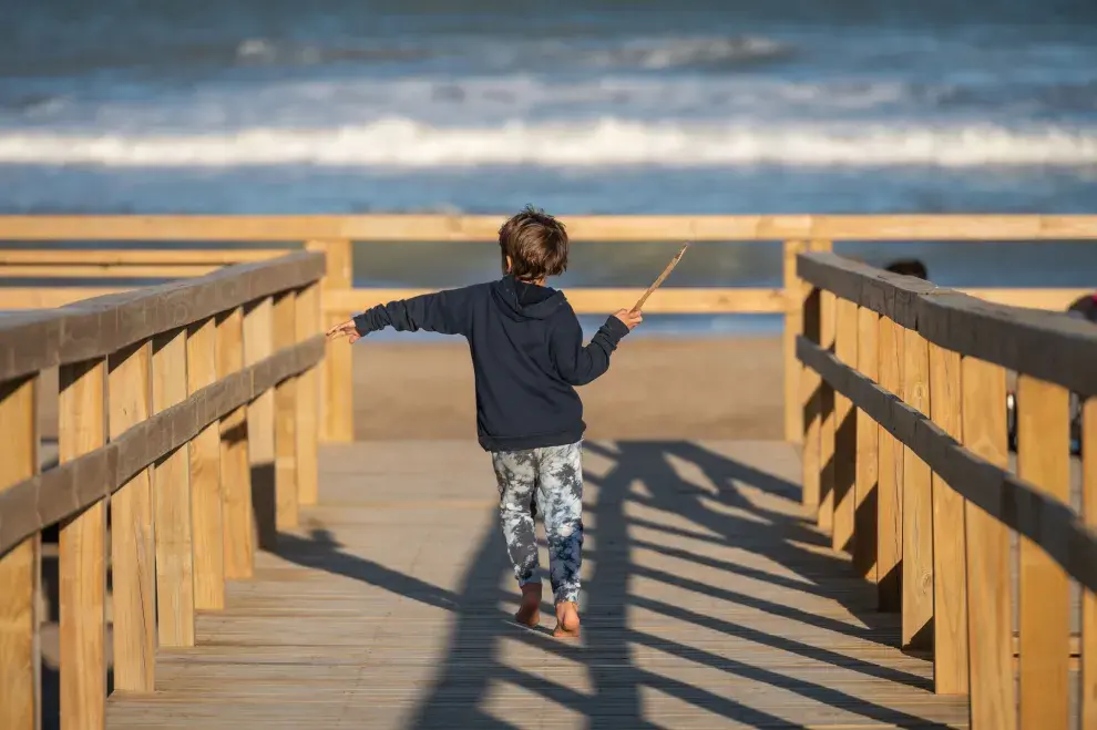 Las playas de Cariló y Pinamar en invierno son todavía más amplias que en verano por la ausencia de carpas, ideales para correr y jugar sin chocarse con nadie..