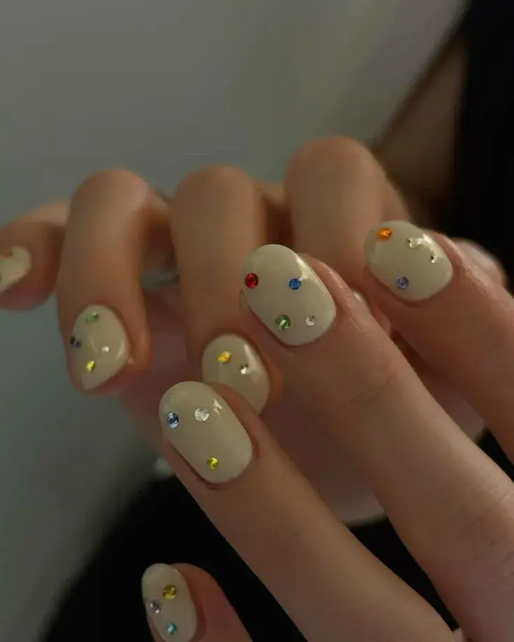 A tus uñas de siempre podés agregarle algunos apliques. 