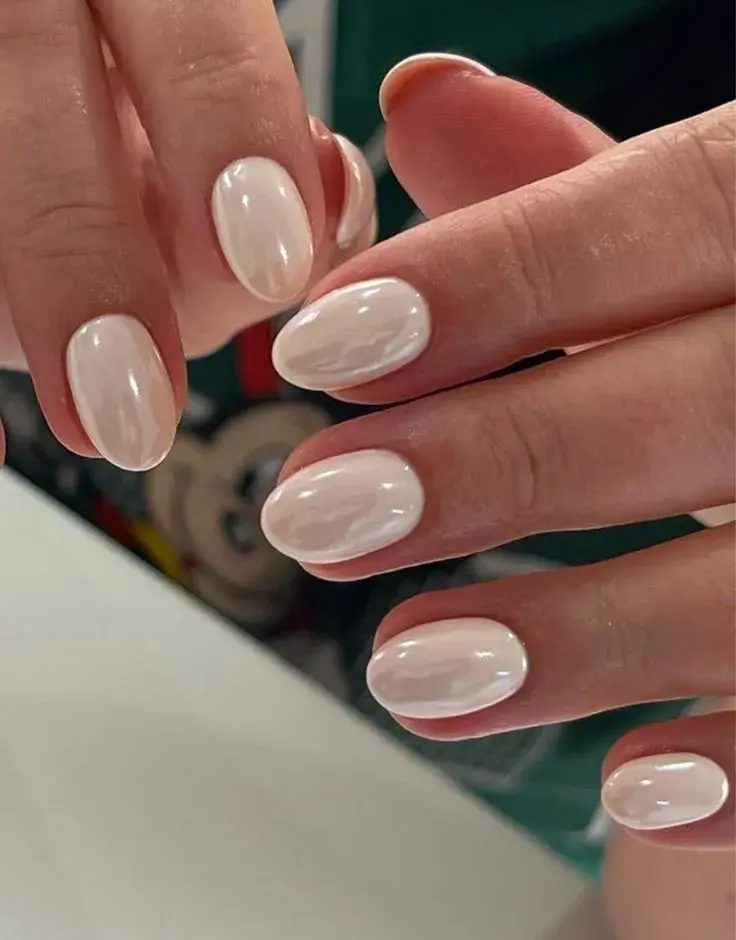Las uñas en color beige también son perfectas para cualquier ocasión.