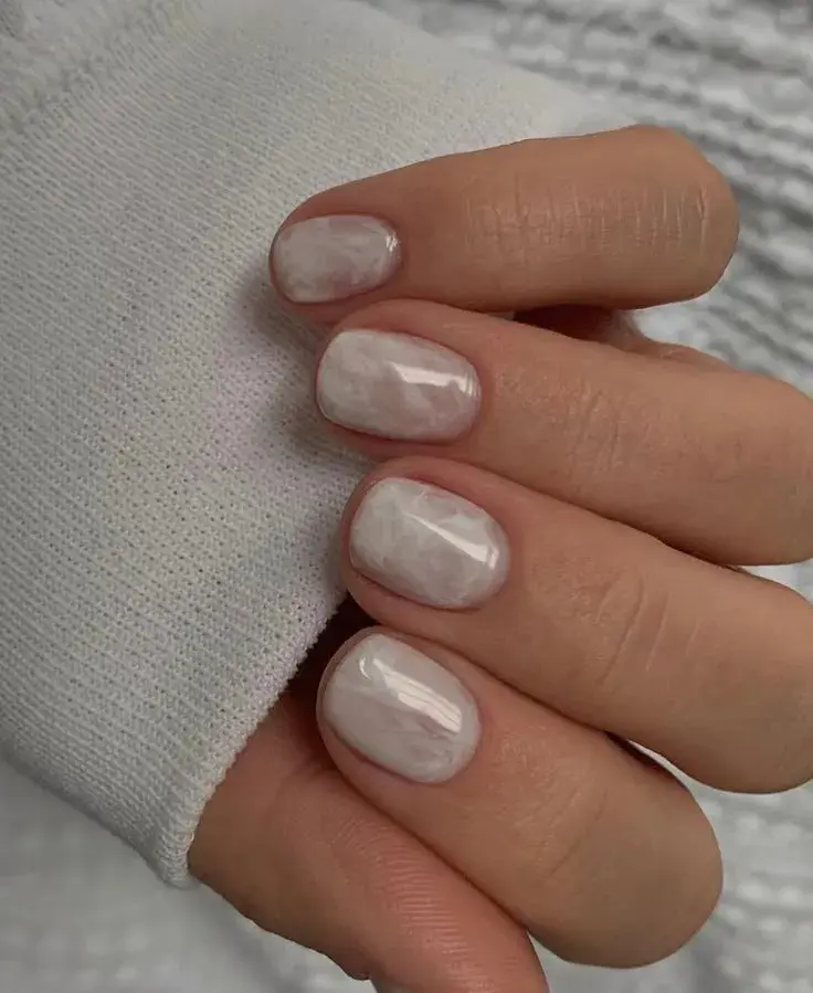 Las uñas perladas son tendencia este 2025 y son perfectas para cualquier ocasión.
