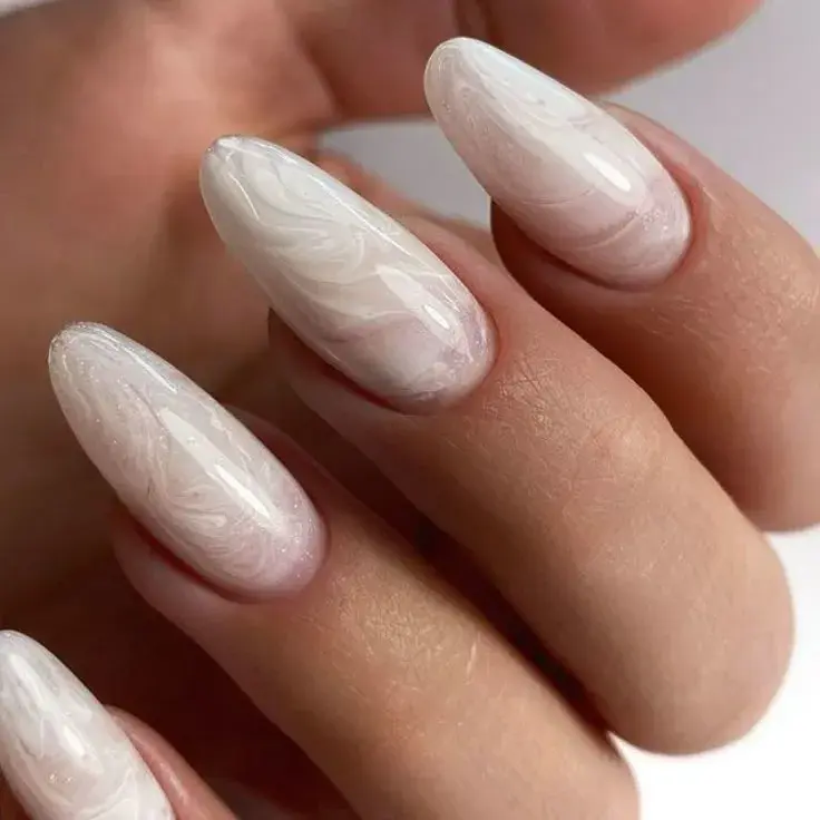 Las uñas perladas en uñas con forma almendrada, quedan increíbles.