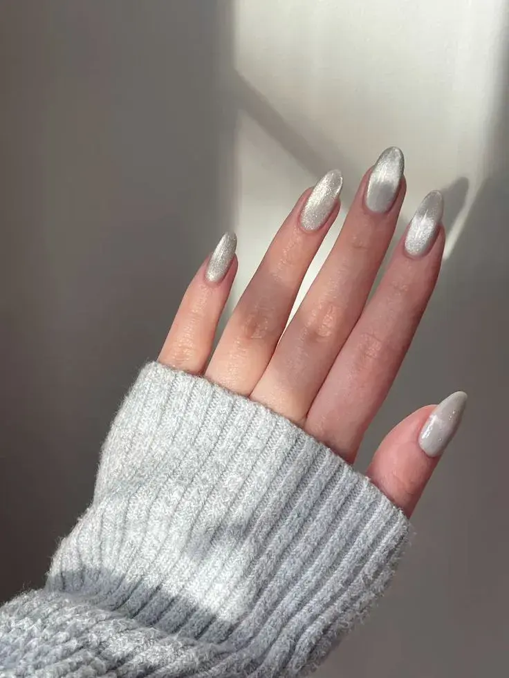 Las uñas cat eyes logran simular un efecto aterciopelado.