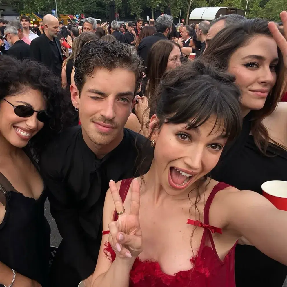 Úrsula Corberó despertó pasiones con un look hot total red en la gran fiesta de Netflix