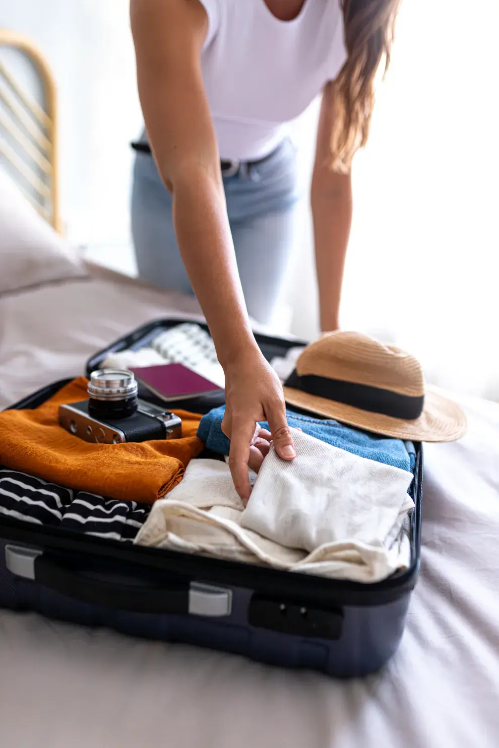 Para un viaje corto, Babich recomienda apostar por prendas claves que se puedan combinar entre sí para múltiples looks: