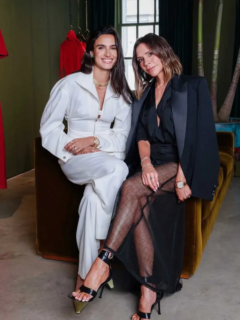 Victoria Beckham eligió una falda con transparencias y sandalias en color negro