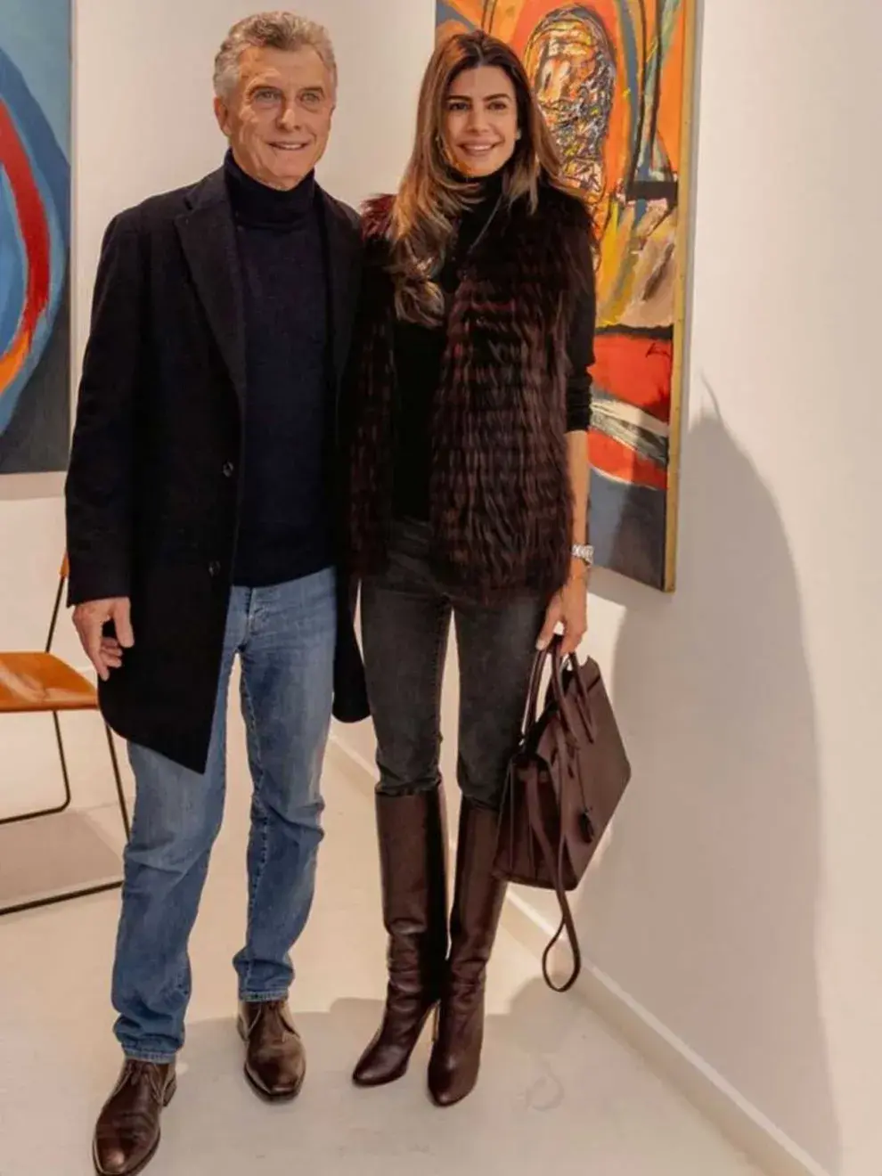 Juliana Awada con look de chaleco, jean y polera para una salida nocturna