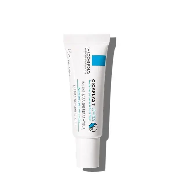 CicaplastEste bálsamo reparador crea una barrera protectora en los labios, rellenando las grietas (CICAPLAST)